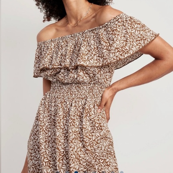 Old Navy Brown Print Off-Shoulder Maxi Dress Size Small Cinched Ruffled Smocked - Picture 4 of 14